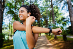 Jovem se alongando para correr.