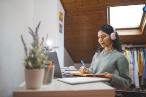 Menina adolescente que estuda on-line em casa.