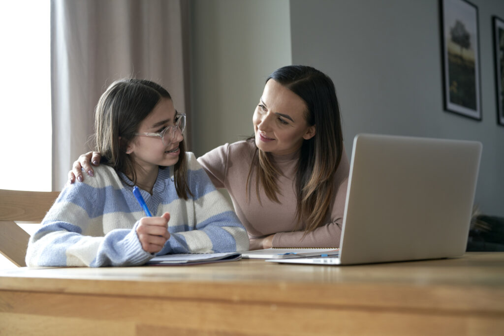 Mãe conversando com a filha adolescente.