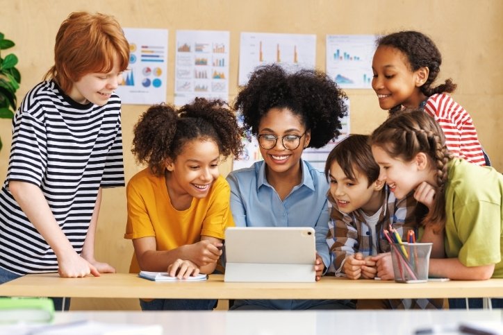 professora utiliza um tablet para envolver os alunos na contação de histórias digitais.
