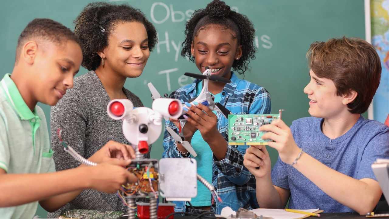 alunos montando robô em aula de tecnologia.
