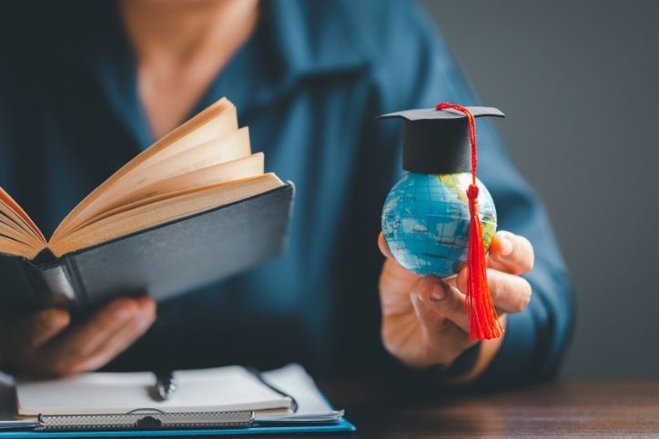 alunos caminhando felizes em corredor escolar colorido.